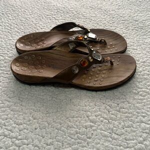 Vionic Rest Eve Embellished Thong Sandals size 8 bronze metallic